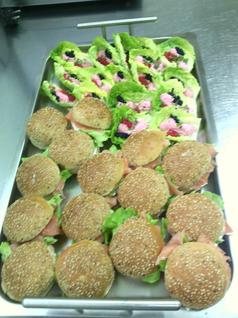 burger saumon, salade garnie